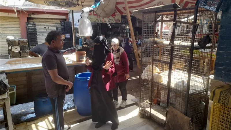 محافظ الإسماعيلية يتابع حملة توعوية بالاشتراطات البيئية بسوق الجمعة