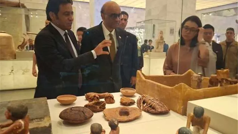 رئيس سنغافورة يزور المتحف القومي للحضارة المصرية
