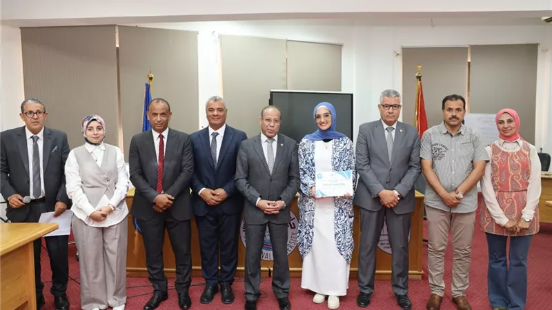 جامعة السويس تكرّم وكيل كلية علوم الرياضة تقديرًا لجهوده التعليمية