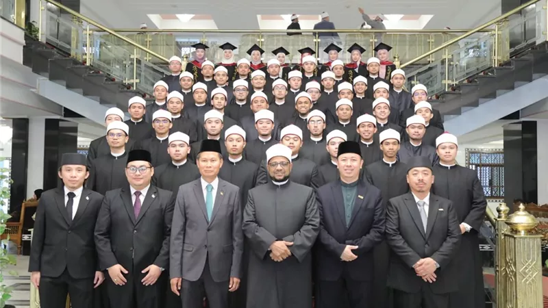 أمين (البحوث الإسلاميَّة) يشهد حفل تخرُّج دفعة بروناي من طلَّاب الأزهر.. صور