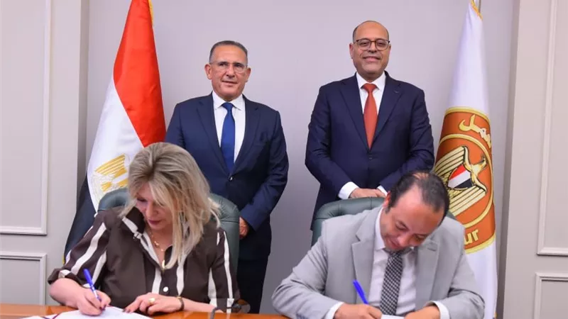 وزارة العمل توقع بروتوكول تعاون مع اتحاد الغرف السياحية لتأهيل وتقييم السائقين