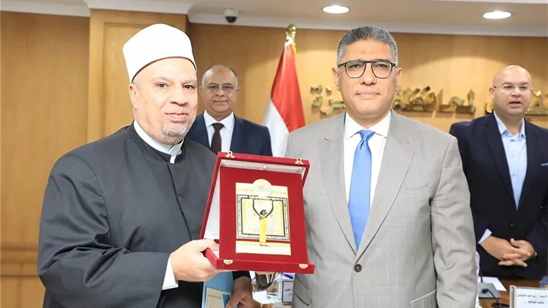 محافظ الجيزة يكرم مديري مديريتَي الأوقاف والشؤون الصحية السابقين لانتهاء مدة خدمتهما