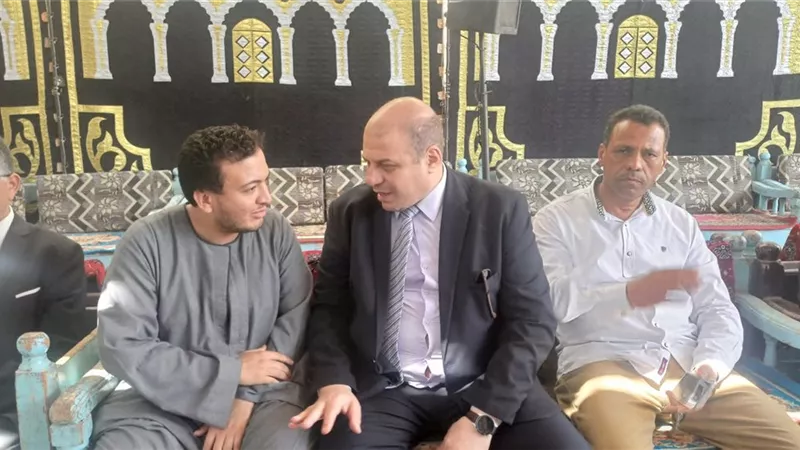 وكيل تعليم قنا يقدم العزاء لأسرة مدير مدرسة الشهيد محمد علي أحمد