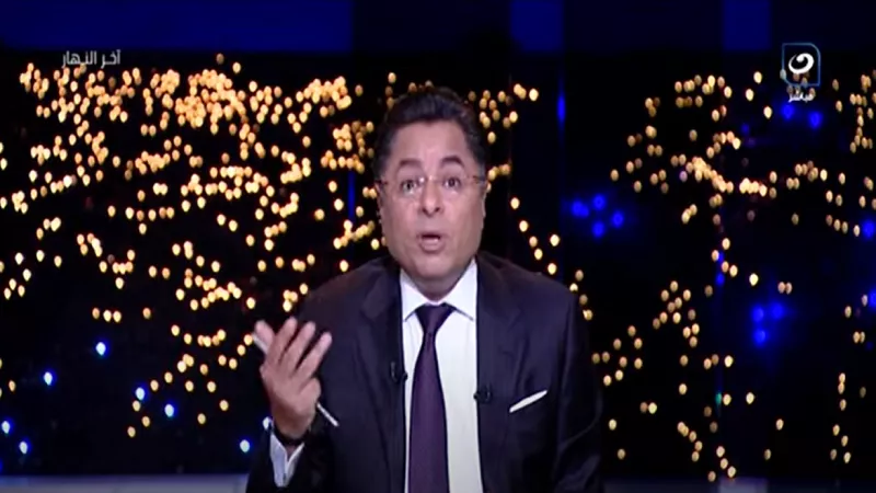 «العمل الشريف فخر» .. خالد أبو بكر يشيد بـ حسن طالب الطب «الميكانيكي »| فيديو