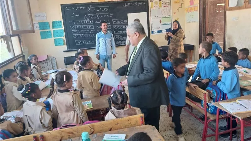 في إطار المتابعات الميدانية للمدارس..  وكيل تعليم الأقصر يتفقد مدارس إدارة الزينية