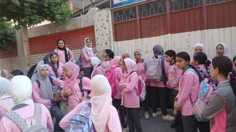 إحالة مديرة مدرسة بالمحلة للتحقيق بعد قرار غلق البوابة أمام الطالبات المتأخرات عن تحية العلم