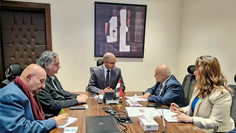 نائب وزير الإسكان يناقش مع شركة متخصصة في تصنيع مكونات مشروعات المياه والصرف