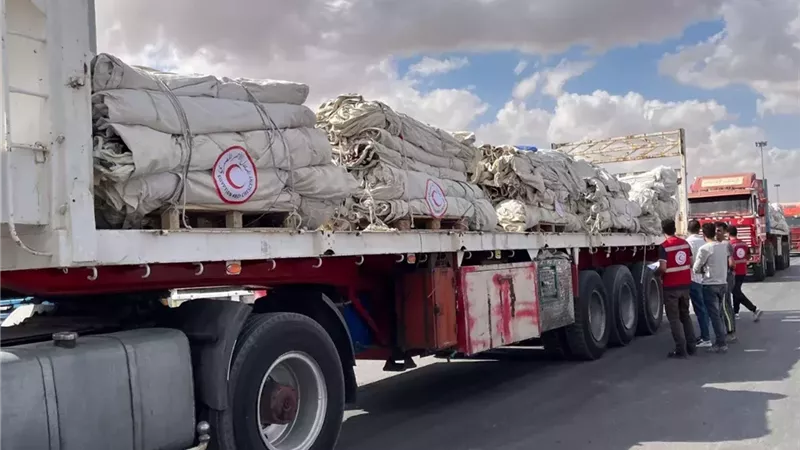 قافلة «زاد العزة» الـ42.. الهلال الأحمر يرسل 3400 طن مساعدات إلى غزة