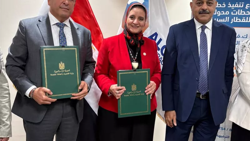 المصرية لنقل الكهرباء” توقع عقداً مع شركة محلية لتنفيذ 4 خطوط هوائية لتدعيم الشبكة