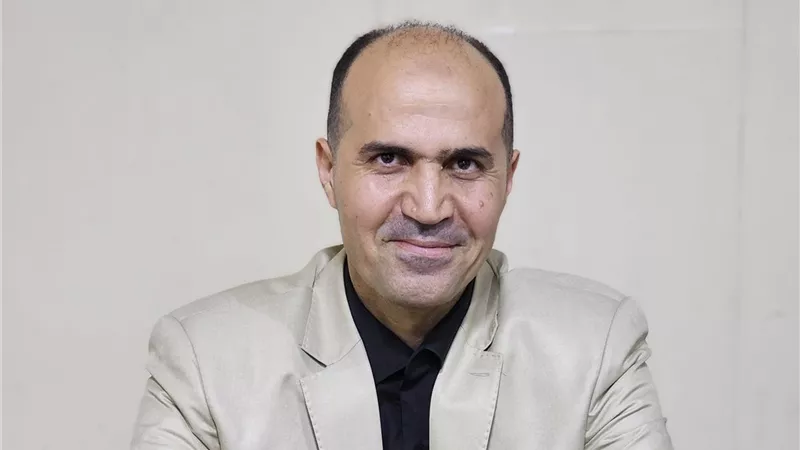 أستاذ جامعي يفقد حركة يده بسبب خطأ طبي.. ويستغيث بالمسؤولين