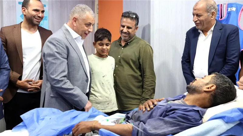 صدمته سيارة.. محافظ الإسماعيلية يزور عامل بحي ثالث أصيب أثناء أداء عمله