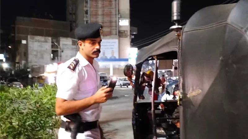 «توك توك» يثير الذعر والخوف في طنطا.. وشرطة النجدة توقف السائق