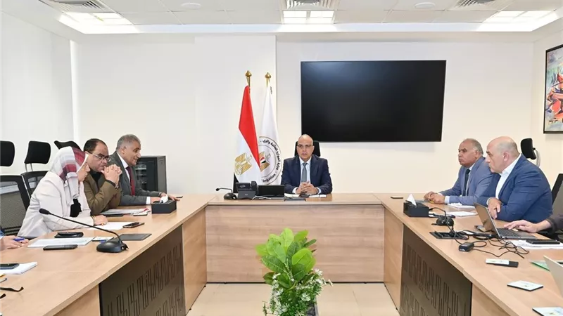 بميزانية 8 مليارات جنيه.. وزير الرى يناقش الخطة الاستثمارية للوزارة