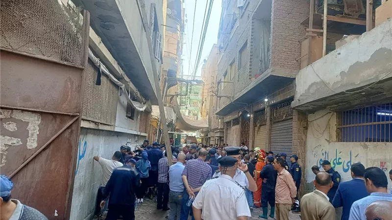 بعد مصرع 8 أشخاص وانهيار المبنى.. تجدد اشتعال النيران في مصنع ملابس بالمحلة