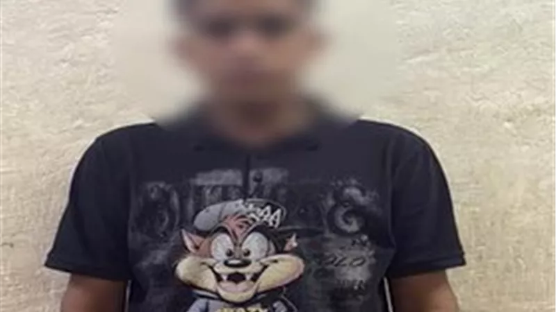«عاري الجسد».. شاب يعتدي على سائق بالجيزة والأمن يضبطه
