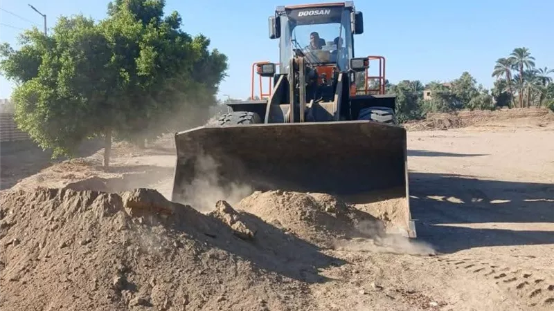 في استجابة سريعة لشكاوى المواطنين بالأقصر.. رفع مخلفات مبانٍ وأتربة بقرية العديسات قبلي بالطود