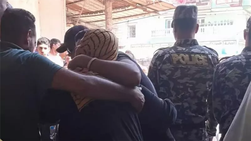 انهيار والدة إحدى ضحايا حريق مصنع المحلة لحظة استخراج جثمان نجلها من تحت الأنقاض