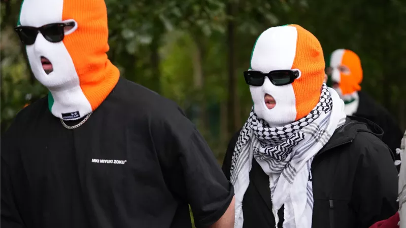 محكمة لندن تسقط تهمة الإرهاب عن عضو فرقة 