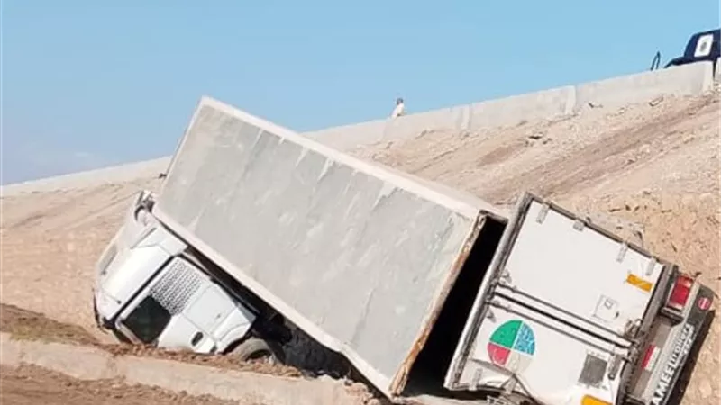بدون إصابات .. انقلاب سيارة نقل ثقيل من أعلى الإقليمي أمام قرية أبو سنيطة بالمنوفية 