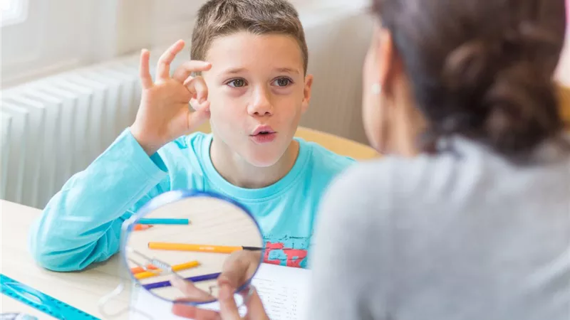  8 طرق مدروسة ومجربة للتعامل مع طفل التوحد