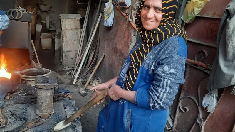 سيدة الحديد والنار في الصعيد.. قصة كفاح أمل أبو غنيمة تكسر قيود المستحيل بالمنيا