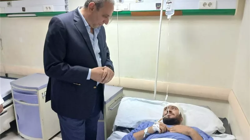 محافظ الغربية يتفقد مصابي حريق مصبغة المحلة بمستشفى المحلة العام