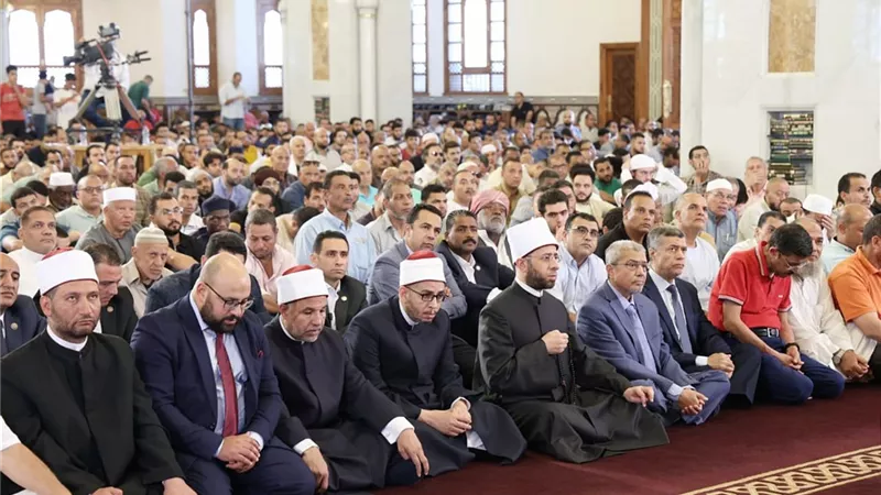 وزير الأوقاف يشهد صلاة الجمعة بمسجد الرحمن الرحيم ويفتتح مكتبة علمية.. صور