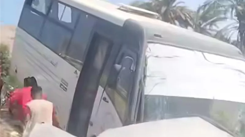 التصريح بدفن 4 جثامين من أسرة واحدة في حادث تصادم بالمنيا