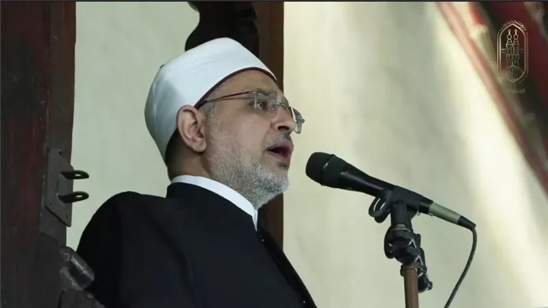 خطيب الأزهر: رفع الطالب صوته على أستاذه أو الإساءة إليه بسبب غياب الأدب.. صور