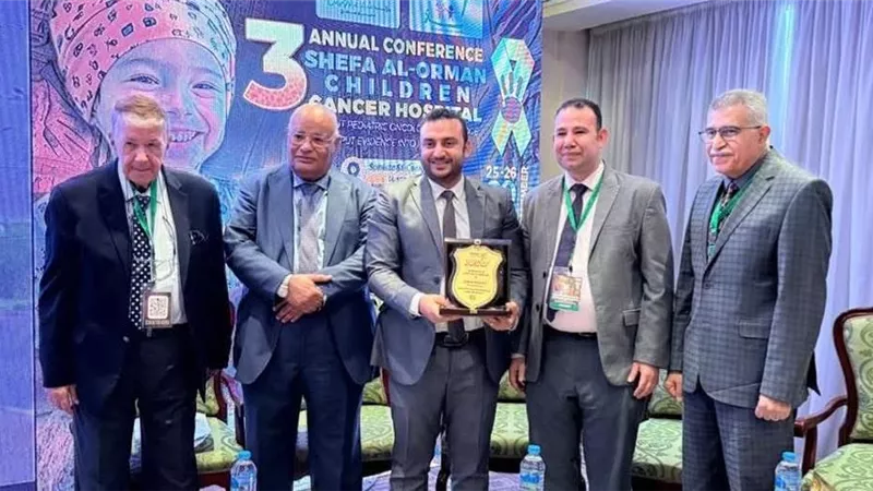 مستشفى شفاء الأورمان تكرم مدير فرع هيئة الرعاية الصحية بالأقصر |صور