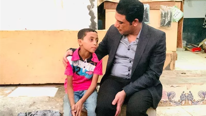 نائب محافظ سوهاج يستجيب لمناشدة الطفل «عبدالله» ويسدد إيجار محل والده لعام كامل