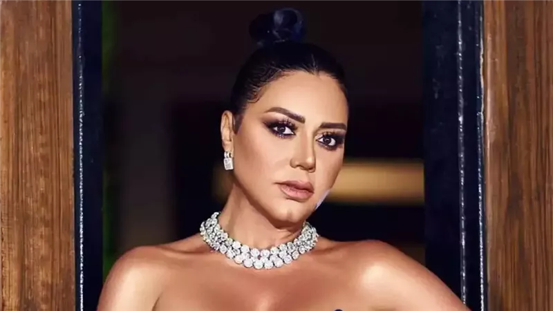 رانيا يوسف تكشف تفاصيل أول قصة حب في المراهقة: كان عايزني ألبس الحجاب