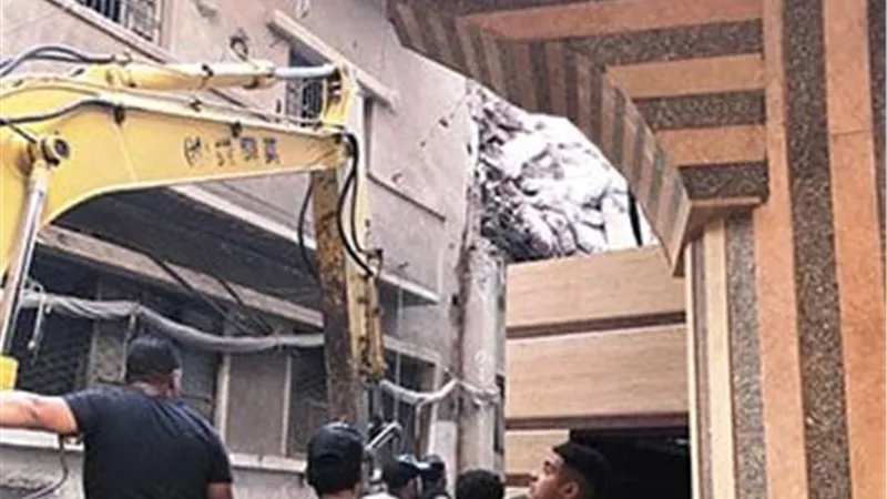 بدء إزالة بقايا مصنع المحلة المنهار بعد كارثة سقوط 13 ضحية وإصابة 33 آخرين