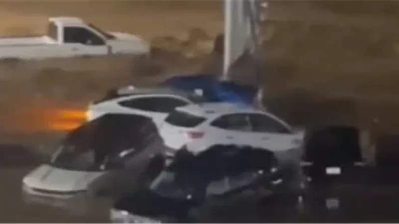 فيضانات عنيفة تضرب ولاية أريزونا الأمريكية وتغلق الطرق الرئيسية | فيديو