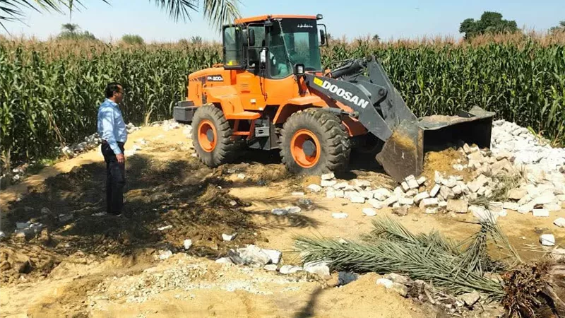 رفع مخلفات وصيانة إنارة بقرى إهناسيا بني سويف لتحسين الخدمات