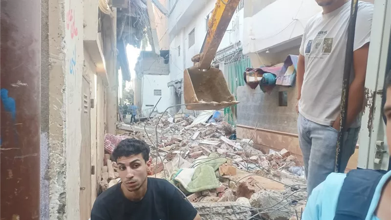 فريق من النيابة يحقق مع مستأجري مصنع المحلة المنهار.. ولجان هندسية تتابع عملية الإزالة حتى سطح الأرض