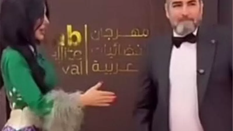 كلاكيت للمرة الخامسة| أحمد عبد العزيز يتجاهل إعلامية مشهورة.. فهل يتعمد؟