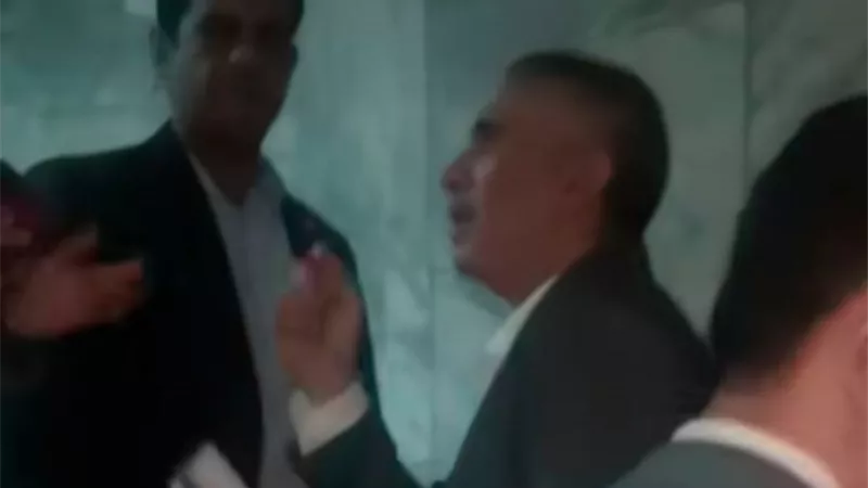 حراسة وزير العمل تمنع الصحفيين من تغطية زيارته لمصابي وضحايا مصنع المحلة