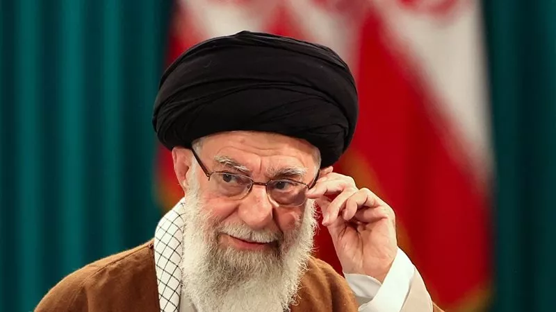 خامنئي يشمت في «نتنياهو» بعد ليلة «الانسحاب الكبير»: الأكثر انعزالا بالعالم