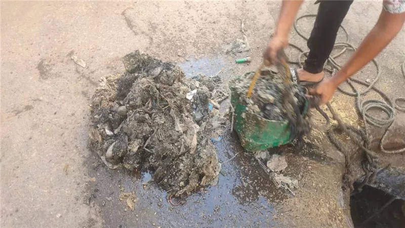 استمرار أعمال تطهير البيارات وتمليس خطوط الصرف الصحي بمدينة دسوق