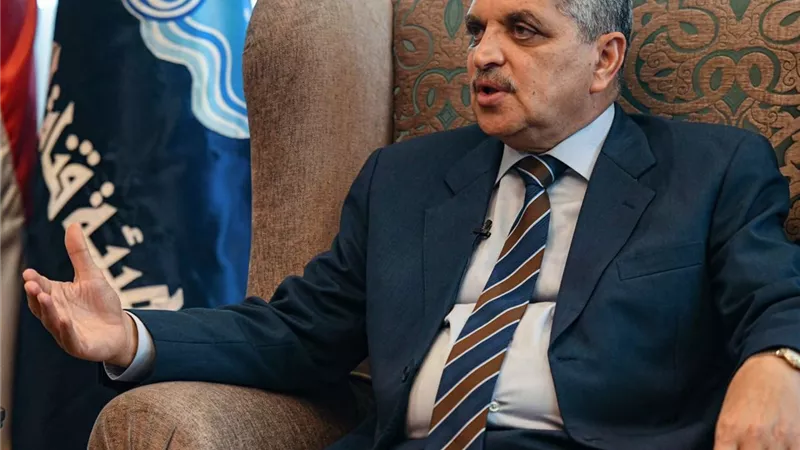 رئيس قناة السويس يبحث مع شركة صينية سبل تطوير الترسانات والشركات التابعة للهيئة