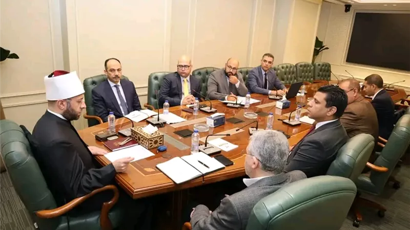 وزير الأوقاف يناقش نتائج المشروعات الاستثمارية وتطوير عمل الهيئات