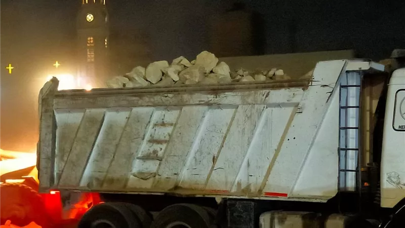 رفع 3 آلاف طن مخلفات هدم وبناء من شارع ريحان بحي الهرم