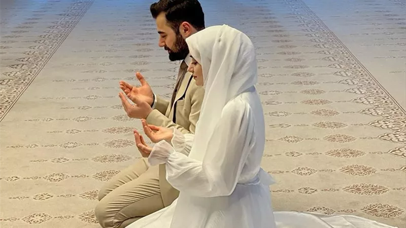 زوجة تساوم زوجها ماديًا من أجل العلاقة الخاصة.. اعرف حكم الشرع فيها