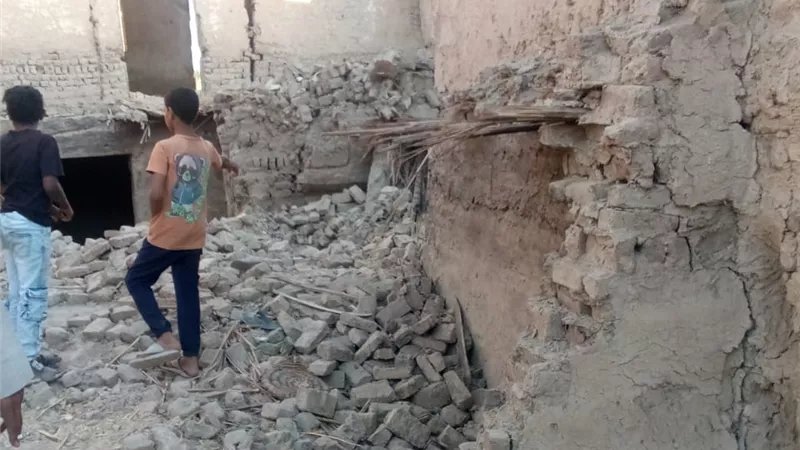 «وقعت عليهم حيطة».. إصابة 5 أشخاص إثر انهيار جدار منزل في قنا 