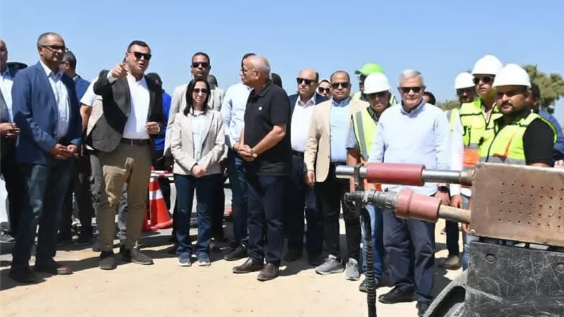 وزير الإسكان ومحافظ البحيرة يتفقدان مشروع ازدواج خط مياه وادي النطرون 