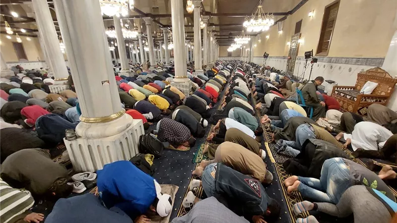 حكم ظهور أسفل الظهر في الصلاة.. هل يبطل الفريضة؟
