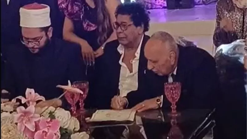 «الكينج بيفرح».. «منير» يشهد على عقد زواج ابنة شقيقته