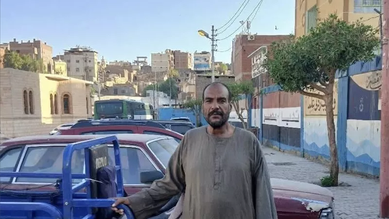 توفي أثناء عمله.. محافظ أسوان: يقدم واجب العزاء لأسرة شهيد العمل حمادة الفران