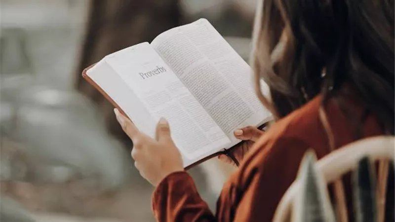 الملاحظات الجانبية في الكتب… بين إبداع القارئ وتشتّت الانتباه